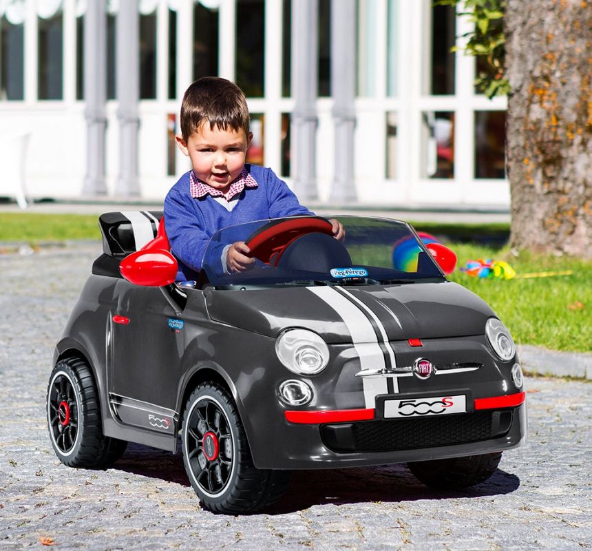 L'auto elettrica Peg Pérego garantisce ai vostri bambini ore e ore di divertimento in tutta sicurezza