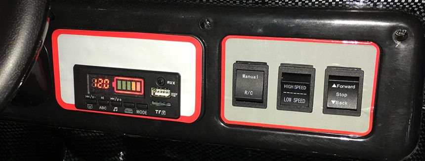 Primo piano del cruscotto del fuoristrada elettrico Mondial Toys Drifter: notare gli ingressi per collegare la vostra musica via MP3, USB, o SD CARD, e sulla destra la plancia di comando con i pulsanti per il controllo del veicolo