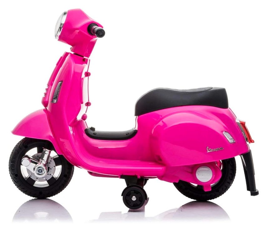 Semplicemente bellissima: vista laterale della mini Vespa elettrica Piaggio GTS di Mondial Toys, proposta in uno sganciante rosa fucsia, con ben in vista le rotelle smontabili