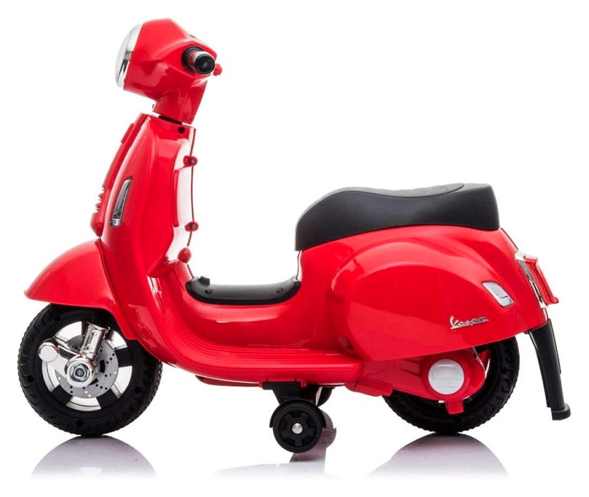Semplicemente bellissima: vista laterale della mini Vespa elettrica Piaggio GTS di Mondial Toys, di uno sganciante rosso fuoco, con ben in vista le rotelle smontabili