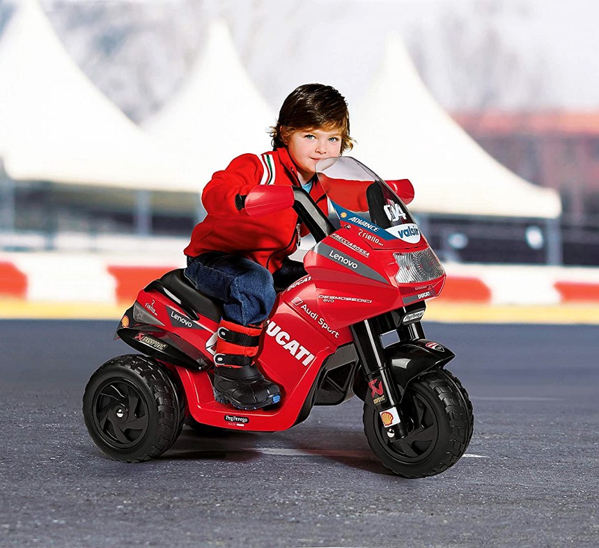 Con la moto elettrica a 3 ruote Peg Perego Ducati Desmosedici Evo farete vivere a vostro figlio l'emozione di guidare una vera moto da corsa