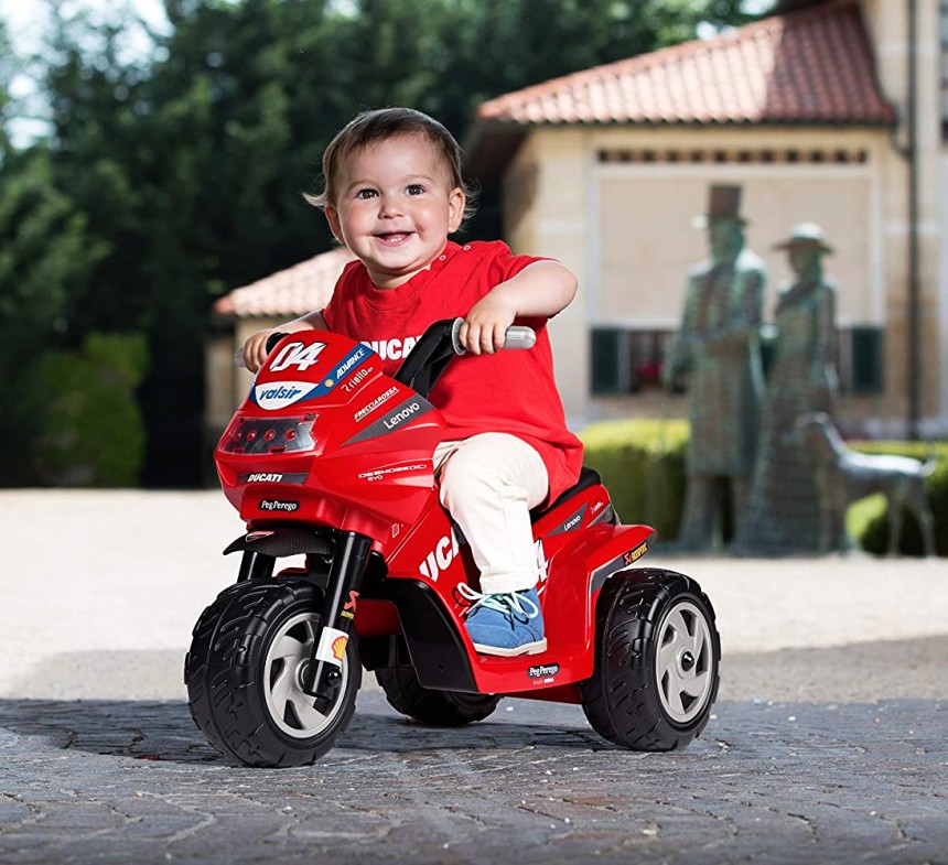Con la moto elettrica Peg Perego Ducati Mini Evo, farete vivere a vostro figlio l'emozione di guidare una vera moto da corsa