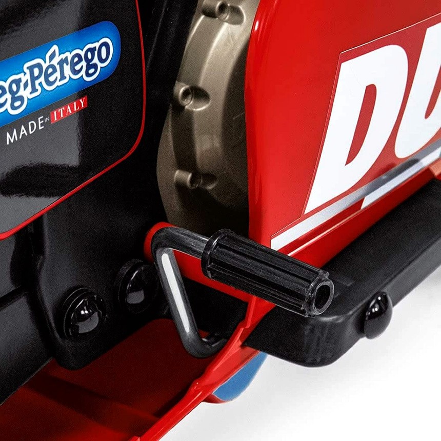 La moto elettrica da corsa Peg Perego Ducati GP 2014 è dotata di un freno meccanico, proprio come nelle moto vere, che viene azionato premendolo con il piede