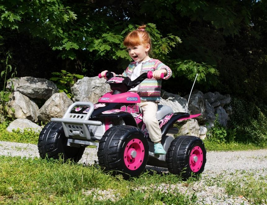 Massimo divertimento in tutta sicurezza con il Quad elettrico Peg Perego Corral T-Rex rosa, adatto a bambine dai 3 anni d’età